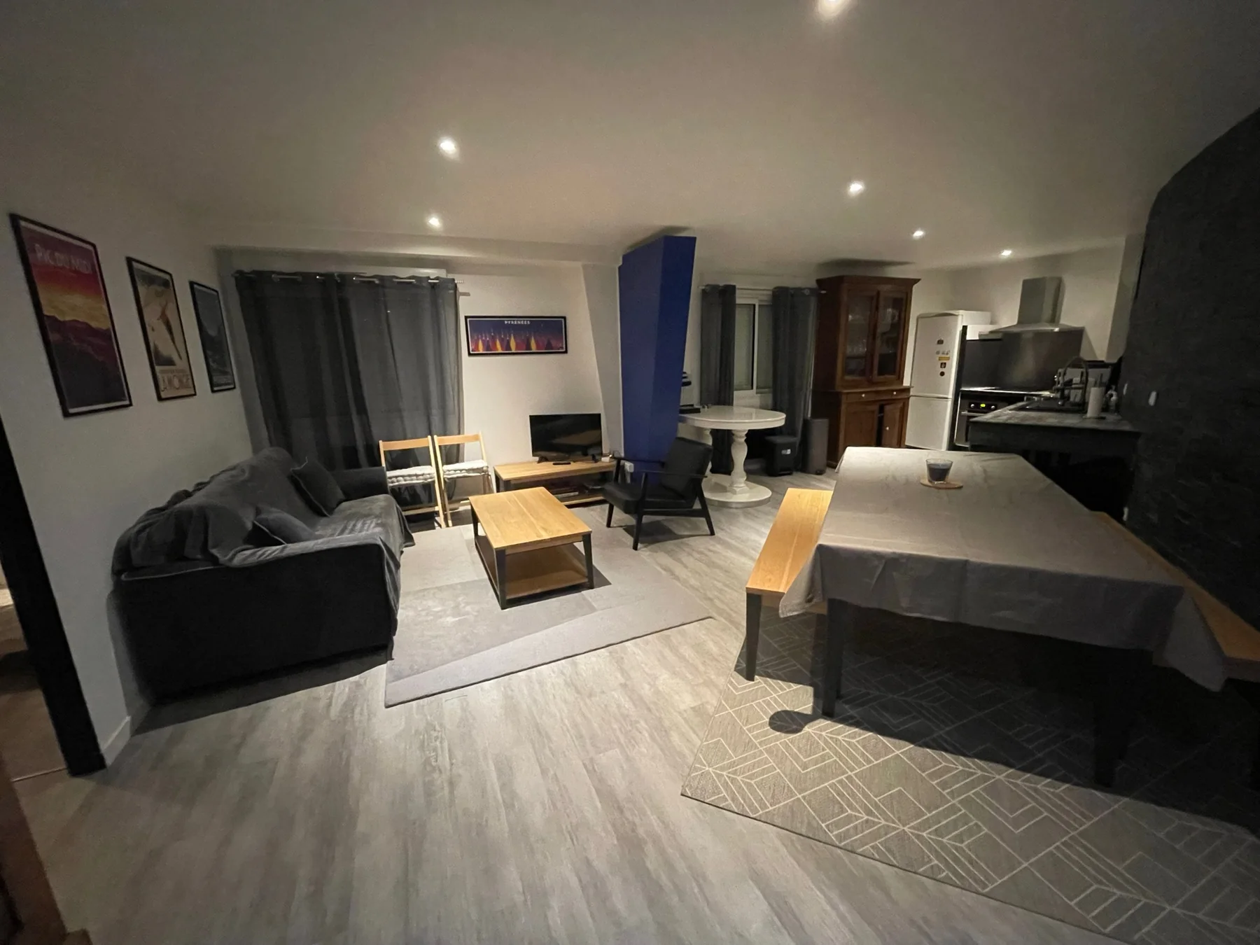 Pièce de vie avec salon et salle à manger