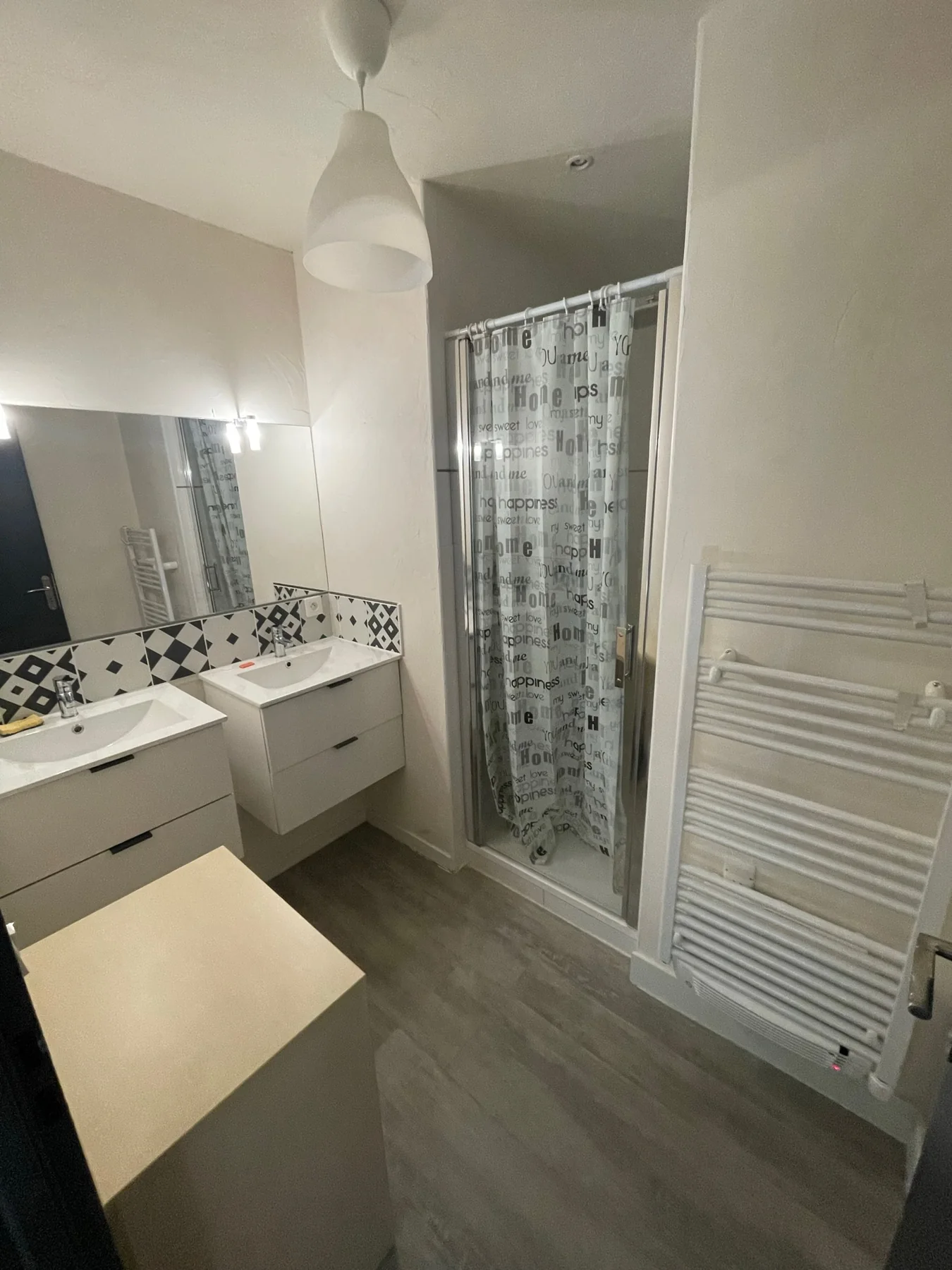 Salle de bains avec douche et double vasque